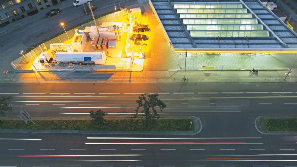 Wasserstoff steht für eine klimafreundliche Mobilität der Zukunft. Eingesetzt in Brennstoffzellen-Fahrzeugen des Öffentlichen Nahverkehrs wie Busse oder Züge, aber auch im Schwerlasttransport kann Wasserstoff seine Stärken als emissionsfreier Treibstoff ausspielen.