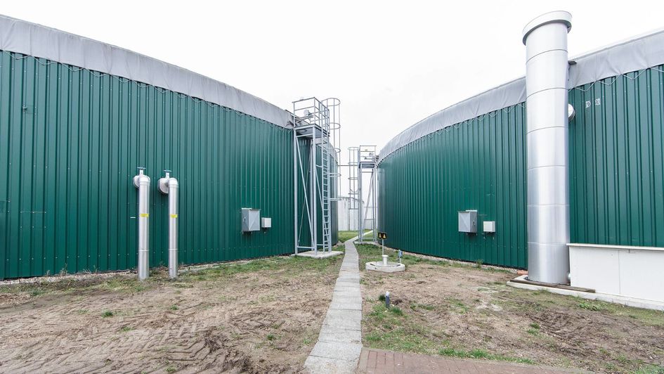 Biogas is produced by fermentation of biomass, an organic substance consisting of, for example, plants, liquid manure, or effluent sludge.